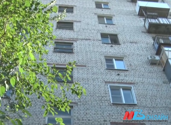 В центре Волгограда из окна жилого дома выпал 55-летний мужчина
