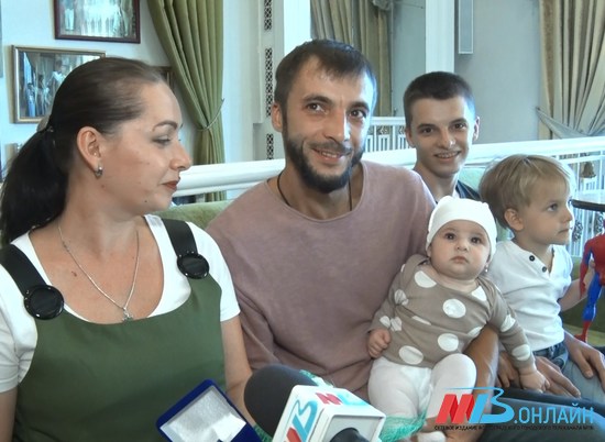 Четыре многодетные мамы получили почетные знаки «Материнская слава Волгограда»