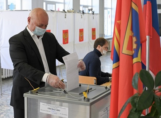Глава Волгограда Виталий Лихачев проголосовал за "народную программу"