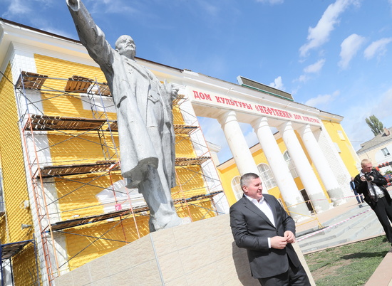 Андрей Бочаров поручил привести в порядок памятник Ленину в Жирновске