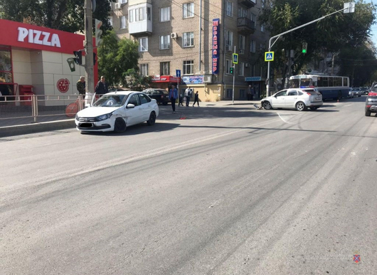Водитель иномарки не уступил дорогу и устроил ДТП в Волгограде