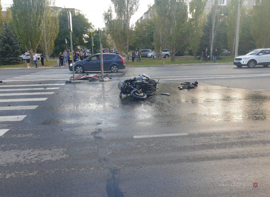 В Волжском пострадали водитель и пассажир опрокинувшегося мотоцикла
