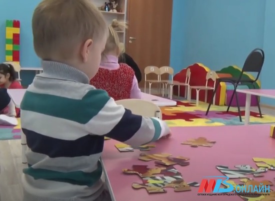В детсаду Волгограда малыш надел на голову стул и не смог его снять