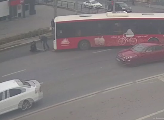 88 автобус волгоград маршрут. Автобус наехал на старика. 88 Автобус Волгоград. В Ржеве автобус сбил женщину пожилую. Волжский ру автобус сбил арку.