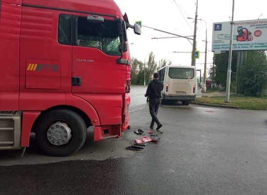 На севере Волгограда в ДТП с фурой и маршруткой пострадали два человека