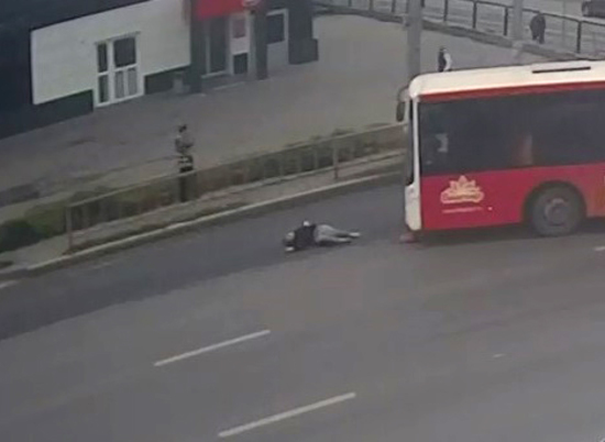 Момент ДТП со сбитой автобусом женщиной в Волгограде попал на видео