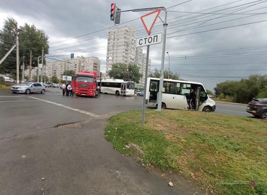 Два пассажира маршрутки пострадали в ДТП с грузовиком на севере Волгограда