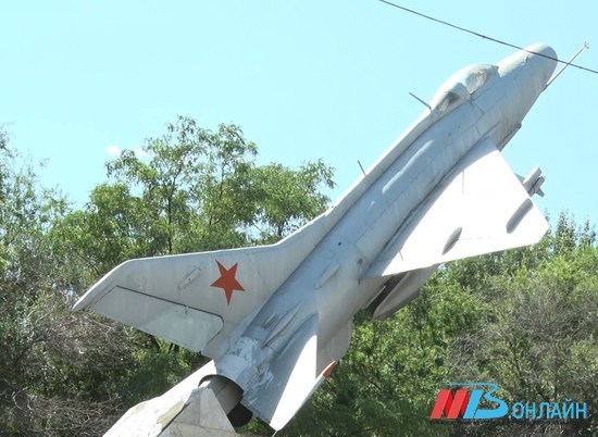 В Волгограде восстанавливают кирпичную кладку постамента памятника «Самолет «МиГ-21»