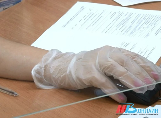 В Волгоградской области отстраненные отказники от вакцинации подали в суд на работодателя