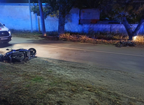 В Волгограде скутер столкнулся с мопедом: пострадал человек