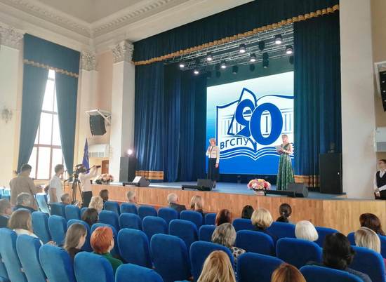 90 педагогов и сотрудников волгоградского педвуза получили заслуженные награды