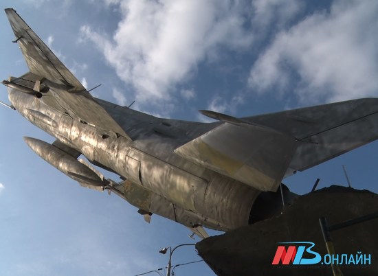 В Волгограде реставрируют памятник самолету МиГ-21 на улице Качинцев
