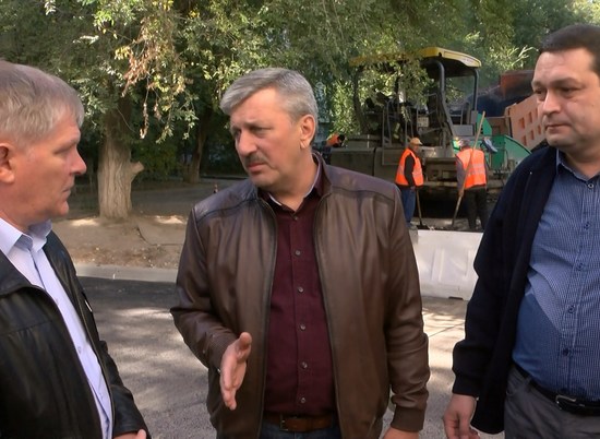 Владимир Марченко проверил ход дорожного ремонта на улице Колпинской в Волгограде