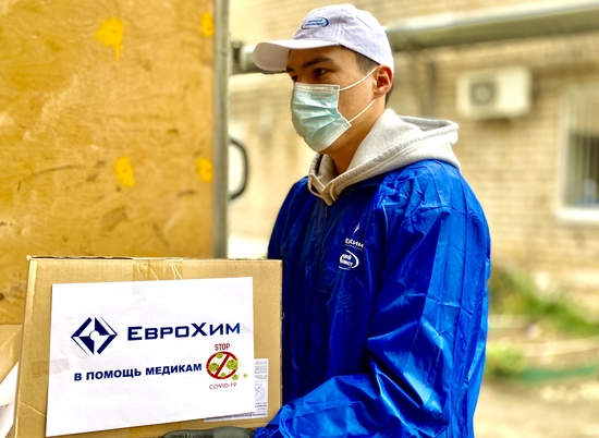 Защищая медиков, спасаем жизни пациентов: волонтеры «ЕвроХим-ВолгаКалия» передали больнице очередную партию средств защиты