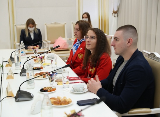 В Волгограде Андрей Бочаров вручил региональные награды призерам летних Игр