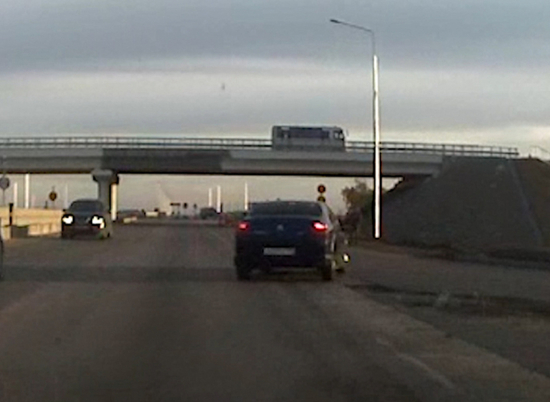 В Волгоградской области полицейские прострелили колеса машины, чтобы остановить лихача