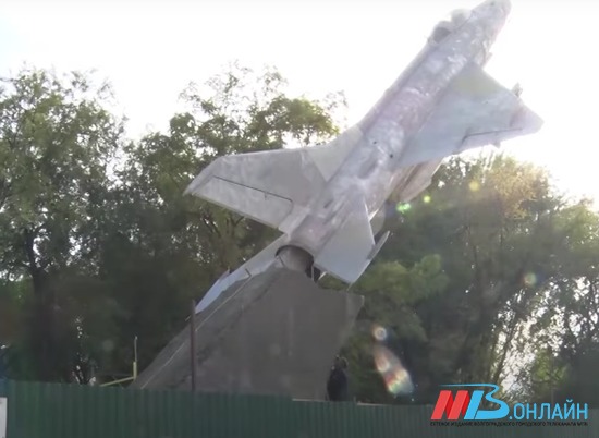 На западе Волгограда вернули боевую окраску памятнику «Самолет «МиГ-21»