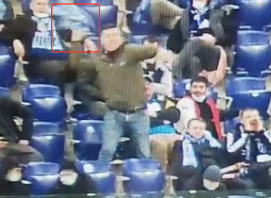 Футбольных фанатов в Волгограде накажут за пиротехнику и брошенный шарф