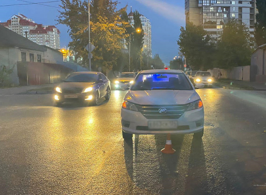 В центре Волгограда 6-летняя девочка попала под колеса легковушки