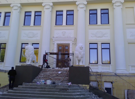В волгоградском НЭТе отреставрировали скульптуры львов