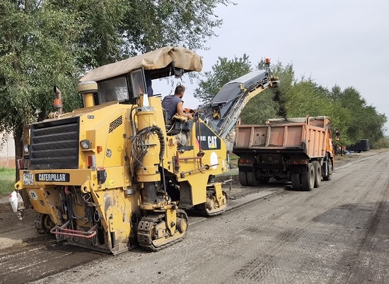 На проезде Нефтяников в Волгограде восстанавливают свыше 1100 метров дорожного покрытия
