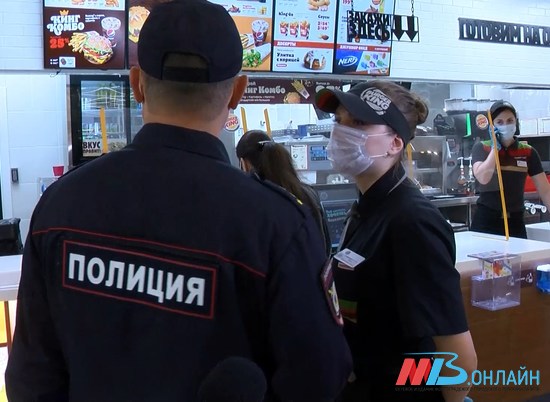 Точку общепита в ТЦ Волгограда оштрафовали за неправильное ношение масок