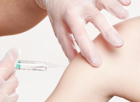 Минздрав разрешил одновременную вакцинацию от гриппа и COVID-19