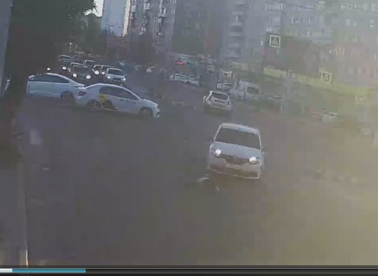 В центре Волгограда таксист сбил женщину на зебре