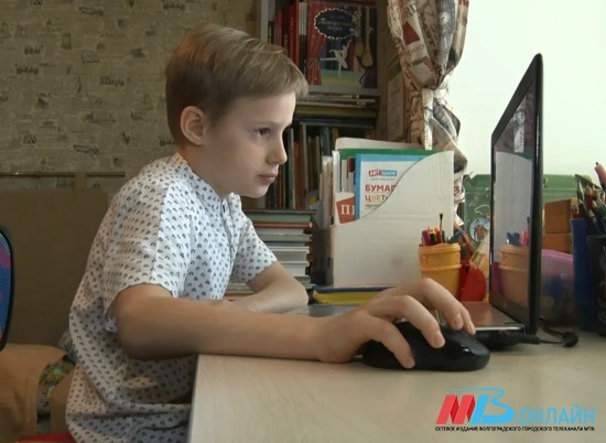 В Волгоградской области около 325 тысяч детей получили выплаты к новому учебному году