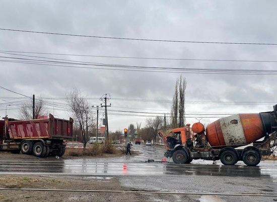 Водитель бетономешалки пострадал в ДТП с КамАЗом в Волгограде