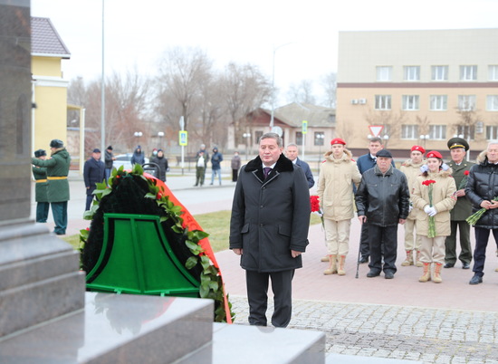 Бочаров почтил память защитников Отечества в день 79-летия начала контрнаступления