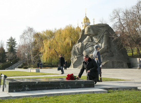 Бочаров в день годовщины начала операции «Уран» возложил цветы на Мамаевом кургане