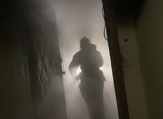 В Волгограде эвакуировали жильцов горящего общежития