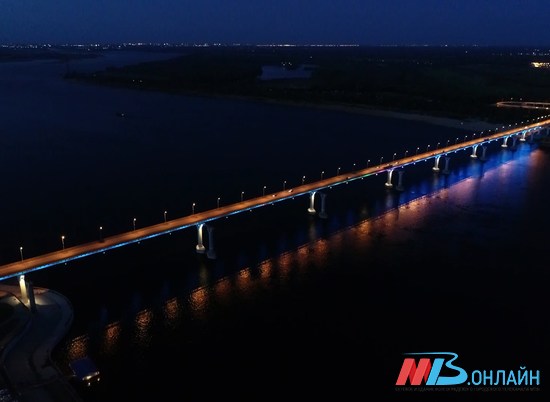 Пятничным вечером «танцующий» мост в Волгограде сковала огромная пробка