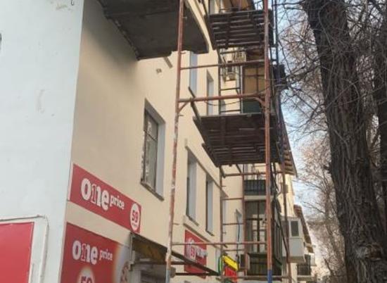 Рабочий пострадал при обрушении балкона и лесов в жилом доме Волгограда