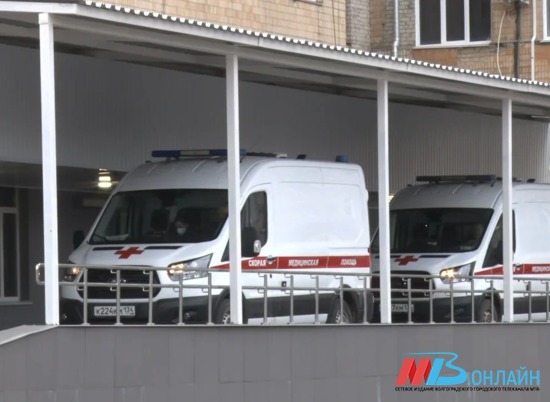 Два человека попали в больницу после опрокидывания «Лады» в Волгоградской области