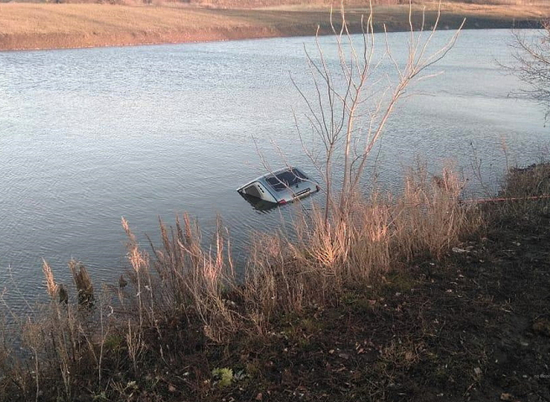В пруду Волгоградской области нашли ВАЗ с телом водителя внутри