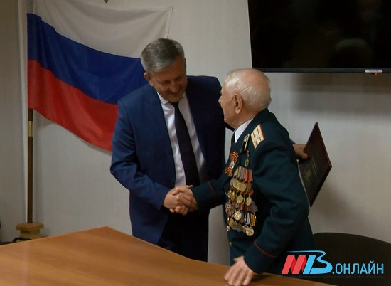 Глава Волгограда Владимир Марченко поздравил с 96-летием ветерана Виктора Шестеля