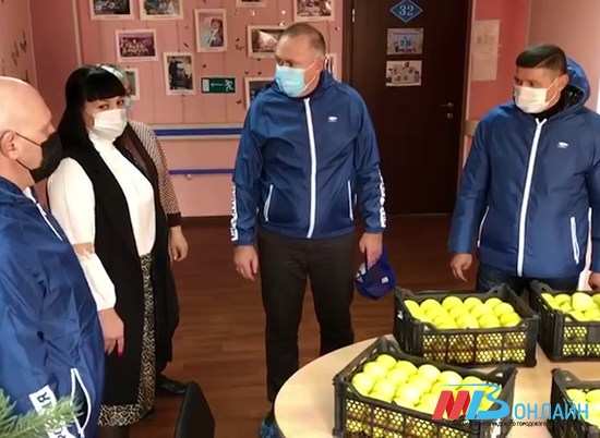 «Единая Россия» в честь своего 20-летия дарит фрукты маленьким пациентам больниц Волгограда
