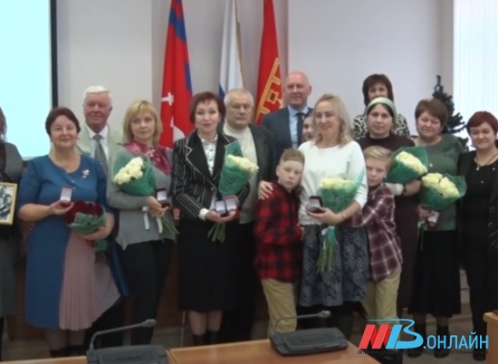 В Волгограде многодетным семьям вручили почетные награды