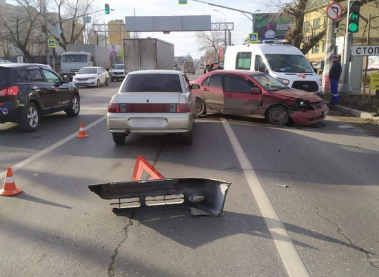 В Волгограде водитель проехал на красный свет и устроил ДТП