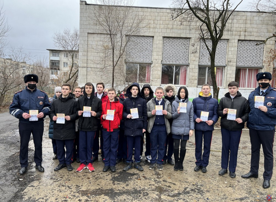 Сотрудники волгоградского ГИБДД провели акцию «Вместе с родителями за безопасность на дороге»