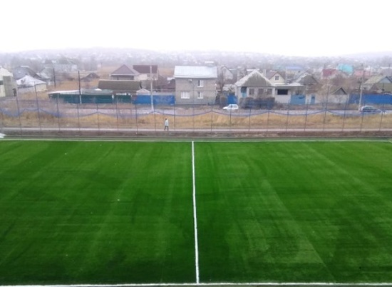 Новое футбольное поле в спортшколе №11 в Волгограде осветят до конца года