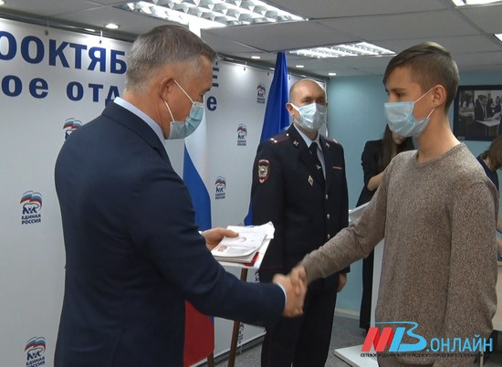 Ответственность гражданина: школьникам в Волгограде вручили первые паспорта