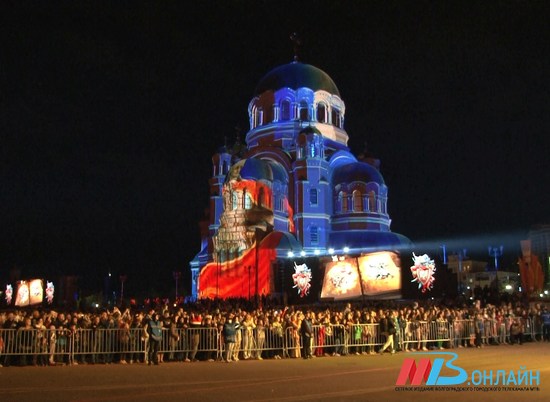 Андрей Бочаров вручил награды создателям собора Александра Невского в Волгограде