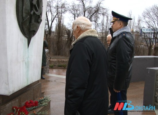 В Волгограде в День ФСБ возложили цветы к мемориалу защитникам Сталинграда