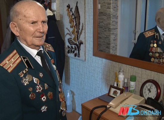 Глава Волгограда Владимир Марченко поздравил ветерана Александра Колотушкина с 95-летием