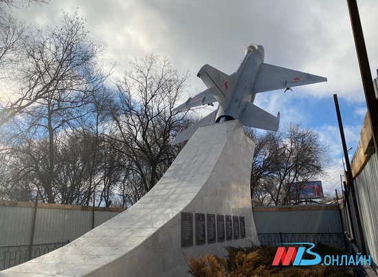 У самолета-памятника в Волгограде появились обновленные таблички с фамилиями Героев СССР