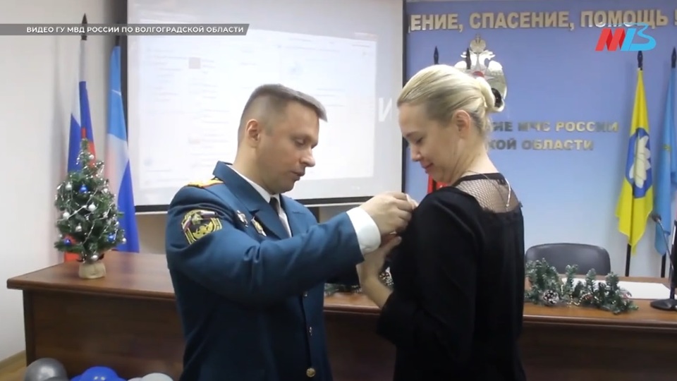 В Волгограде спасатели наградили медиков больничного комплекса