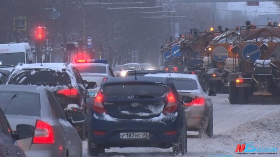 Дорожные службы Волгограда начали противогололедную обработку дорог